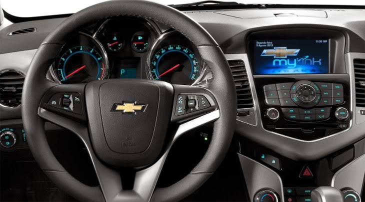 Chevrolet Cruze é na Rumo Norte : Cruze LTZ - Posição do motorista com ajustes de distância e altura da direção e comandos de fácil acesso.