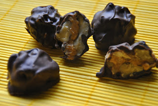 Receta de bombones rellenos de nueces sin lactosa y sin gluten.