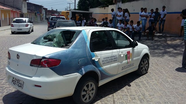 ANIMAL COLIDE COM VEÍCULO DA PREFEITURA DE BOM CONSELHO