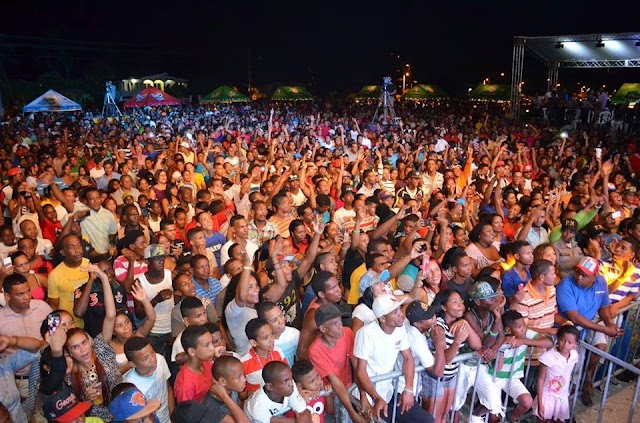 José del Castillo estremece Barahona con fiesta navideña en el malecón