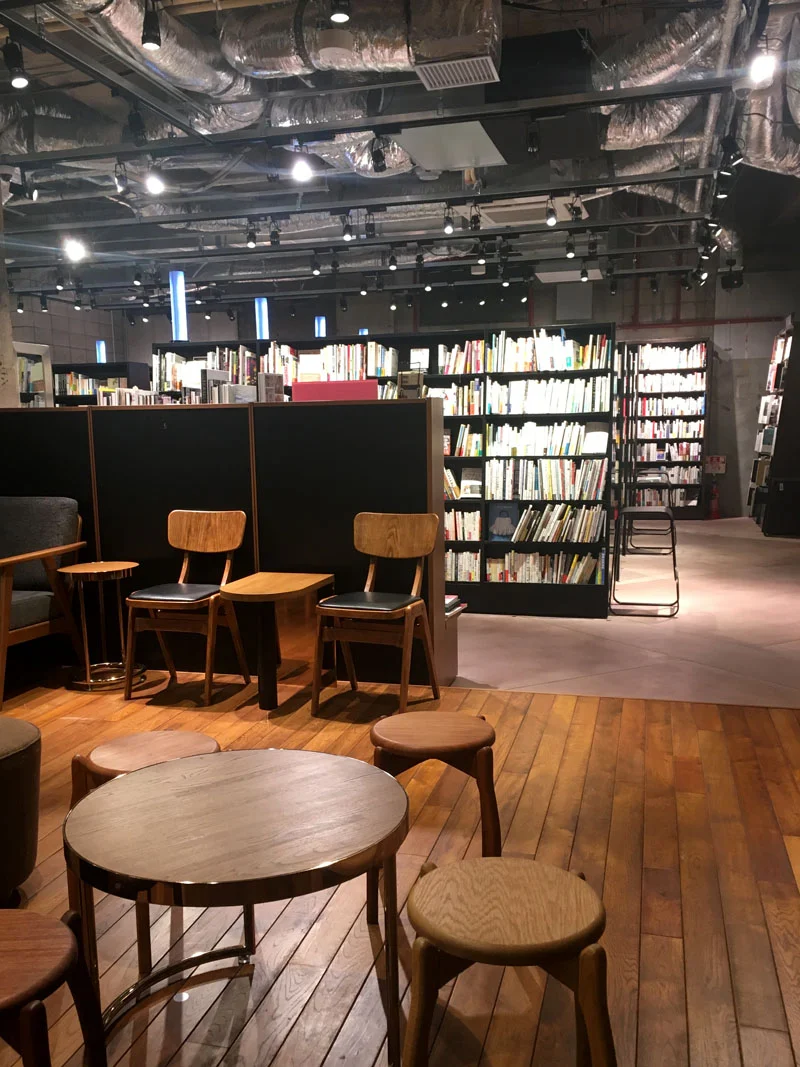 都営メトロ日比谷線六本木駅そばにあるブックカフェ『文喫 BUNKITSU』の選書室