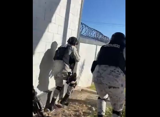 VIDEO: “Agáchate, agáchate trae lanza papas”, Sicarios atacan cuartel de la Guardia Nacional en Escuinapa, Sinaloa