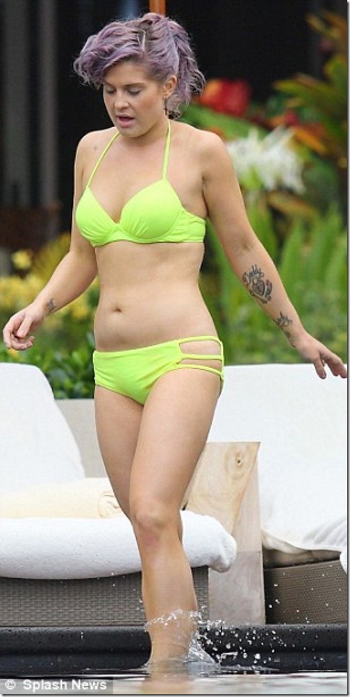 Kelly-Osbourne-Bikini-Candids-In-Hawaii-03