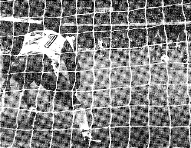 López Ufarte transforma el penalti en gol, aunque Arzu le adivinó la dirección. SELECCIÓN DE ESPAÑA 1 SELECCIÓN DE HONDURAS 1 Miércoles 16/06/1982. XII Copa del Mundo España 1982, primera fase, Grupo 5, jornada 1. Valencia, España, estadio Luis Casanova: 49.562 espectadores. GOLES: 0-1: 8’, Zelaya. 1-1: 66', López Ufarte, de penalti.