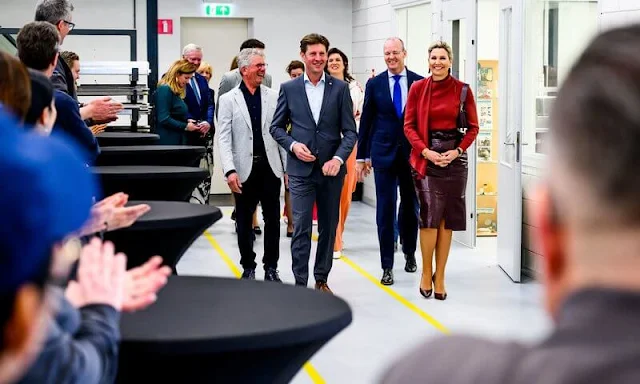 Queen Maxima wore a waxed linen, cactus-leather claret red skirt, and a red scarf blouse by Natan. Edouard Vermeulen