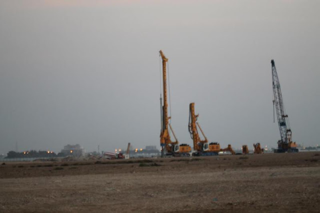 Picture of construction machines on the Kingdom Tower construction site