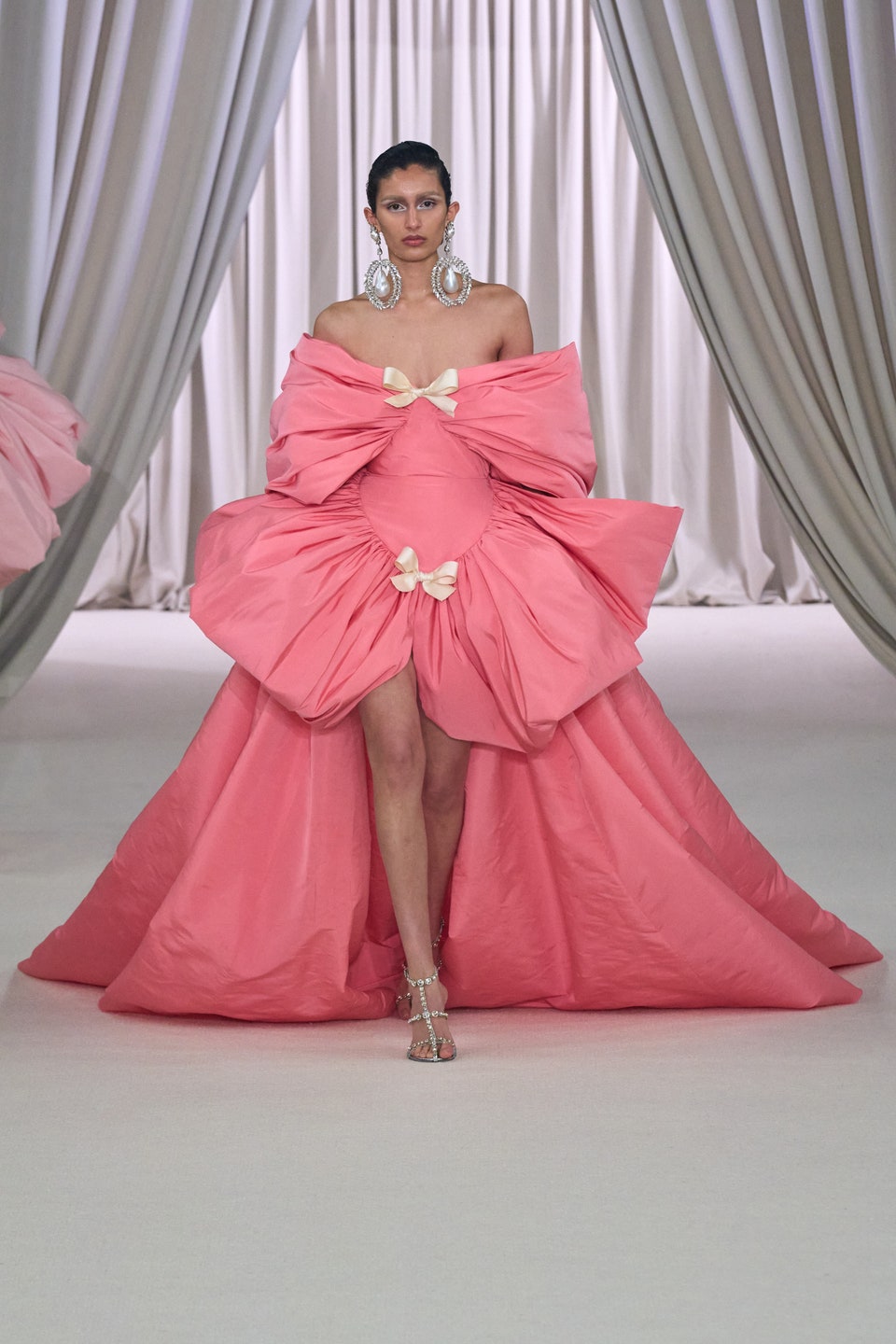 Giambattista Valli Spring Summer 2023 Haute Couture collection fashion show at Paris Couture Week SS23