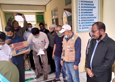 Kepala Dinas Pendidikan Aceh Menyerahkan SK Mutasi Guru Dan Mengunjungi Sekolah Berdampak Banjir Di Lhokseumawe