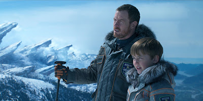 Toby Stephens and Maxwell Jenkins in Lost in Space (Netflix)