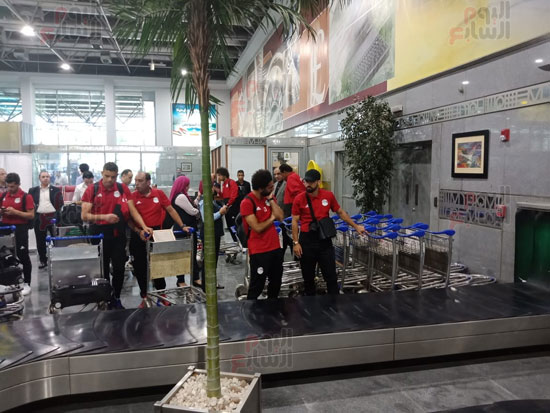  أول صور لبعثة المنتخب داخل صالة المطار عقب عودتهم من روسيا