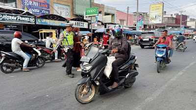Suksesnya Personel Pos Pengamanan Ketupat Seulawah Polres Pidie Jaya dalam Menjaga Kelancaran Arus Mudik di Pasar Tumpah