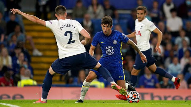 Chelsea Pulisic tries to dribble Tottenham Doherty