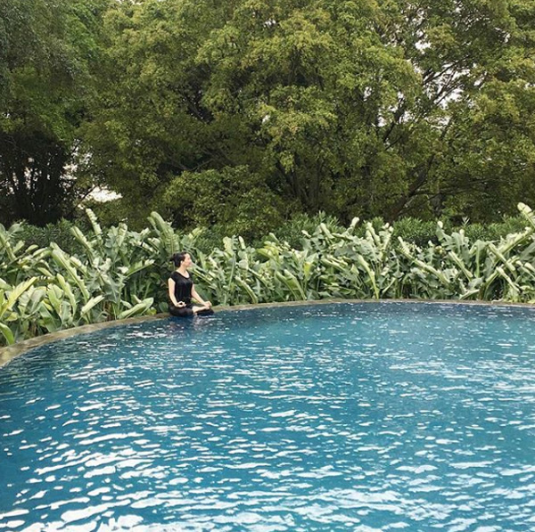 Berenang berteman alam di R Hotel Rancamaya. (foto: Instagram @rhrancamaya)