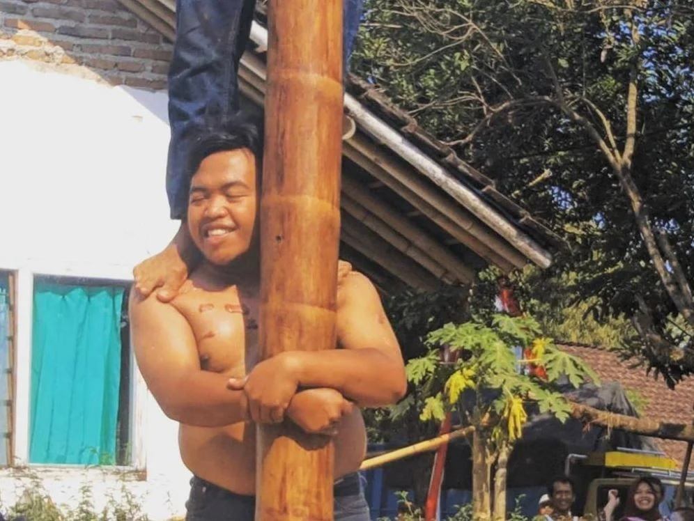 foto lucu panjat pinang