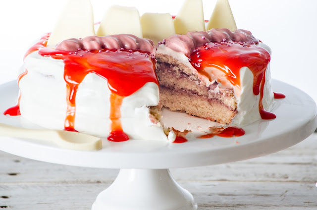 Layer cake à la confiture de fraises, mousse de framboises, chantilly mascarpone et glaçage rouge