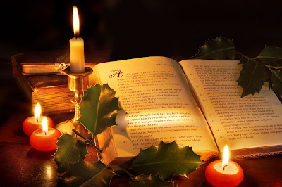 Sagrada Biblia en Navidad con velas encendidas