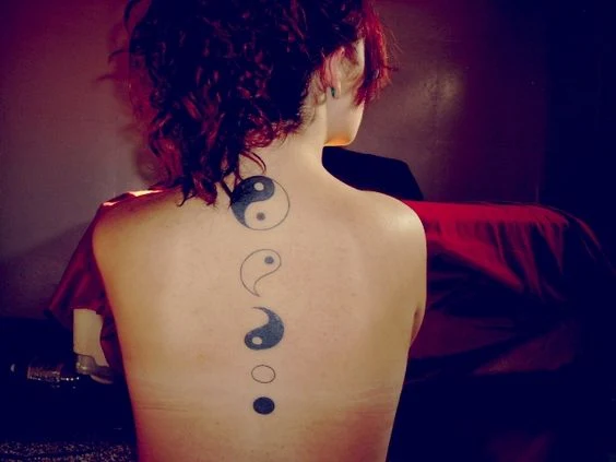 Imagen de un tatuaje de yin yang y su significado