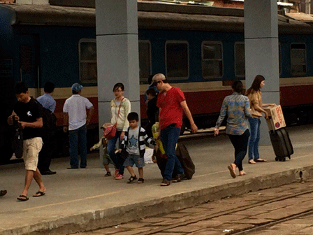 Hành khách đi tàu dịp lễ 30/4 tại ga Sài Gòn.