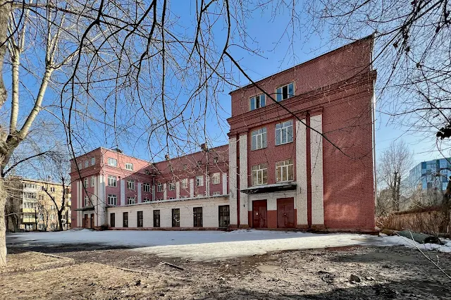 Большой Тишинский переулок, дворы, бывшая школа № 96 (построена в 1936 году)