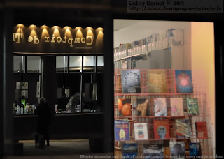 Promenade du chien, reflet dans le miroir de la librairie