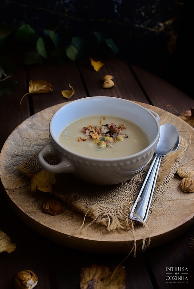 Sopa Cremosa de Castanhas, uma sopa outonal, darkmood photography, foodstyling