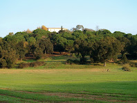 La masia de Can Barraquer des del Torrent de Sant Tou