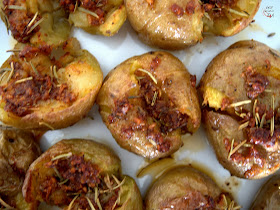 Patatas machacadas después de una primera cocción al vapor, y acabadas al horno con un aromático aliño mediterráneo.