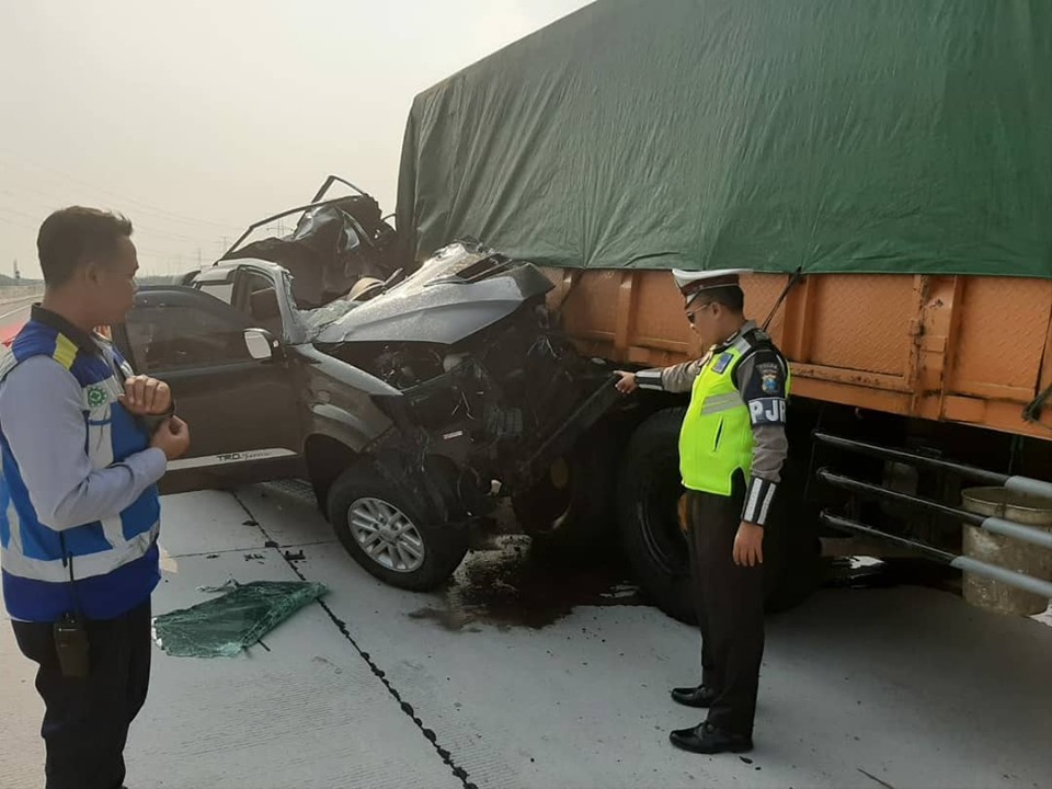 Pengemudi Ngantuk Fortuner Ringsek Seruduk Truk  di Tol 