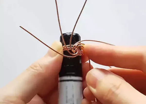 渦巻きワイヤーリングの作り方step7:ワイヤーを渦巻きの形に整える