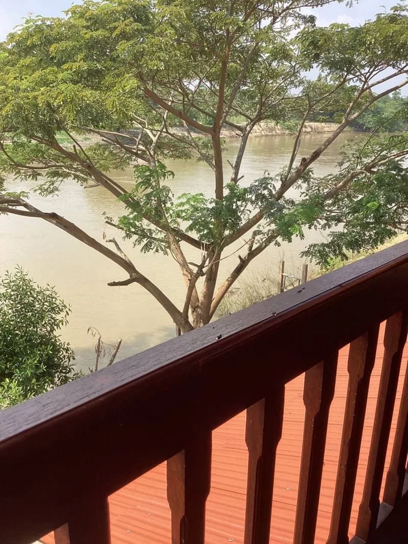 บ้านเรือนไทยริมน้ำ อยุธยา มุมมองที่ 2 แสดงวิวแม่น้ำเจ้าพระยา