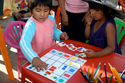 Decenas de niños corren atrás de la biblioteca rodante, reciben con abrazos . (bibliobus)