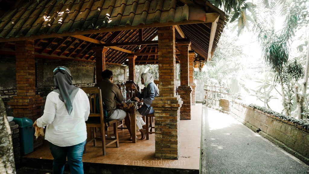 tempat kuliner pinggir sawah di ubud