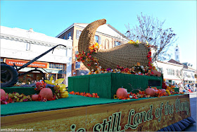 Carroza con la Cornucopia en el Desfile de Acción de Gracias de Plymouth 