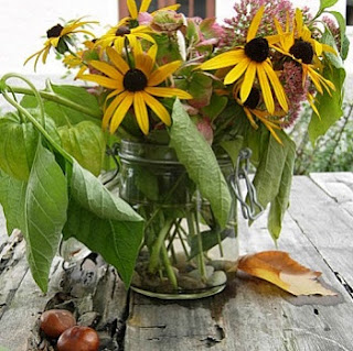 Herbstdeko mit Nüssen und Kastanien