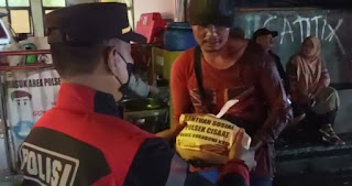 Kabid Humas Polda Jabar : Polisi Bagi - Bagi Puluhan Paket Sembako Kepada Supir Angkot Dan Pemulung