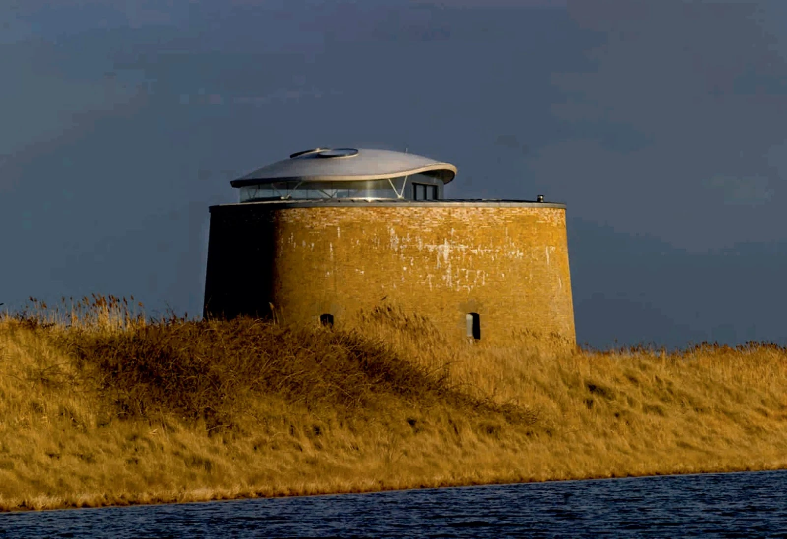 Suffolk, Regno Unito: Martello Tower “Y” by Piercy Conner Architects