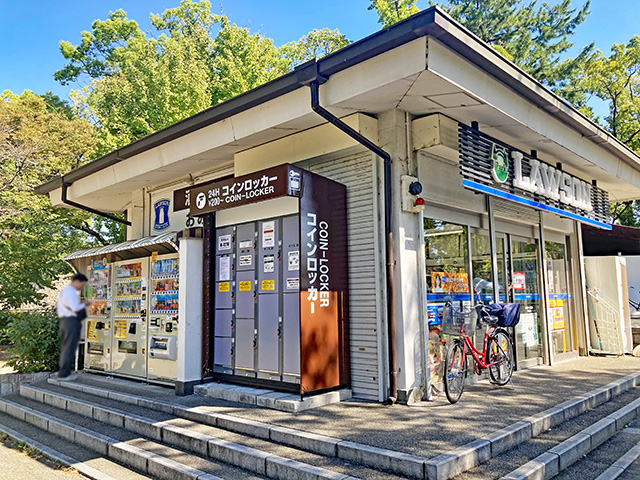 大阪城公園内ローソンＳ大手前北店側面のフジコインロッカー