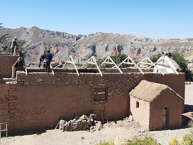 Wir sind mit dem Aufbau des Daches der Kapelle in Quillacas beschäftigt.