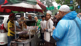 Masya Allah Tukang Gorengan ini Gratiskan daganganya untuk Peserta Aksi 112 - Commando