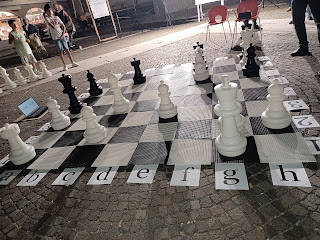 Un'immagine dalla serata "Scacchi sotto le stelle", in Piazza Italia a Manerbio.