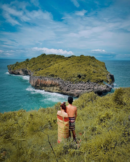 spot selfie di pantai sedahan