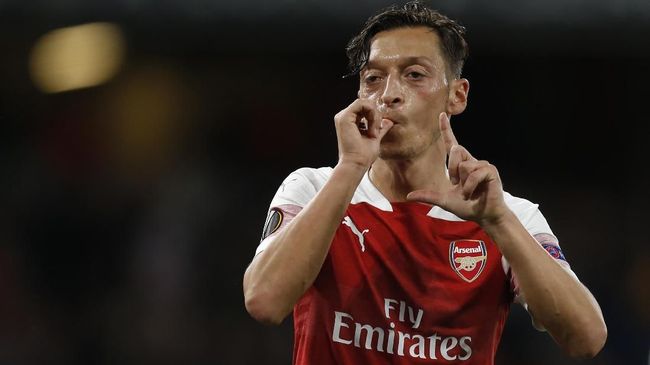 Ozil Murka Saat Arsenal Dibantai Man City 