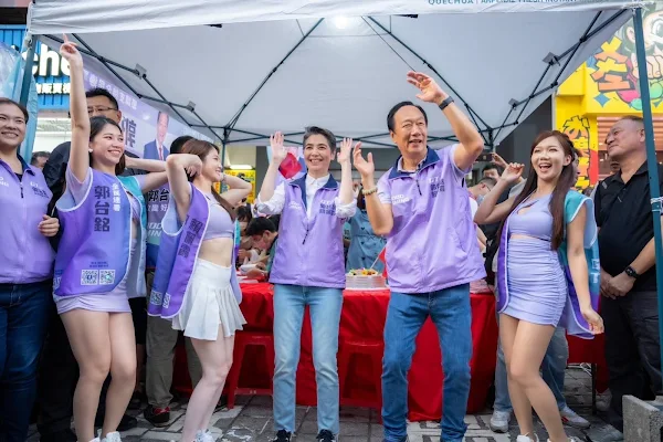 ▲正副總統擬參選人郭台銘、賴佩霞9日晚間在逢甲商圈夜市向台中市民爭取連署，引起大批市民及年輕人聚集，民眾激昂「凍蒜」聲不斷。（記者林明佑翻攝）