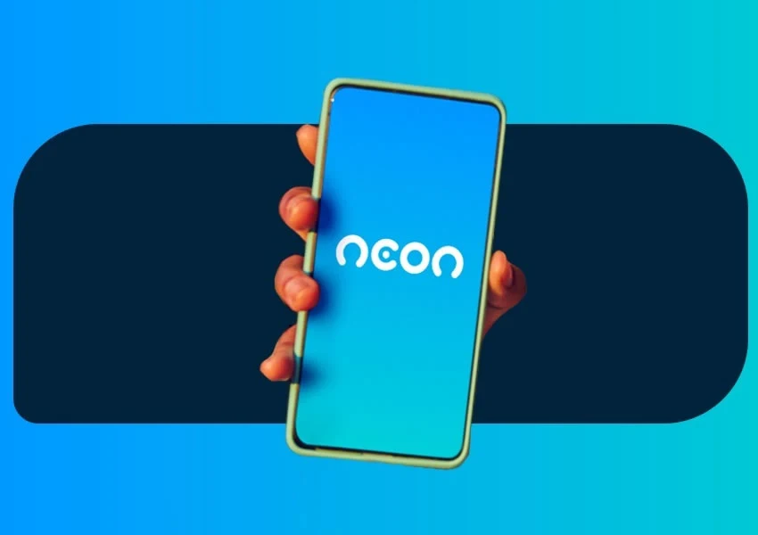A imagem de fundo azul mostra uma mão segurando um celular onde está mostrando o aplicativo do neon pagamentos.