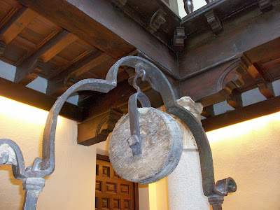 Detalle patio central de la casa de Cervantes en Alcalá de Henares. Madrid.