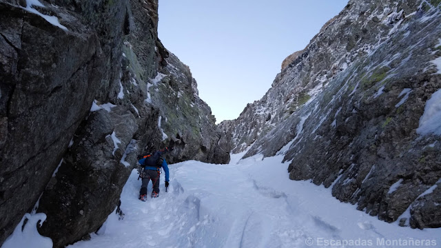 Alpinista subiendo el corredor Vermicelle en Cambre d'Aze.