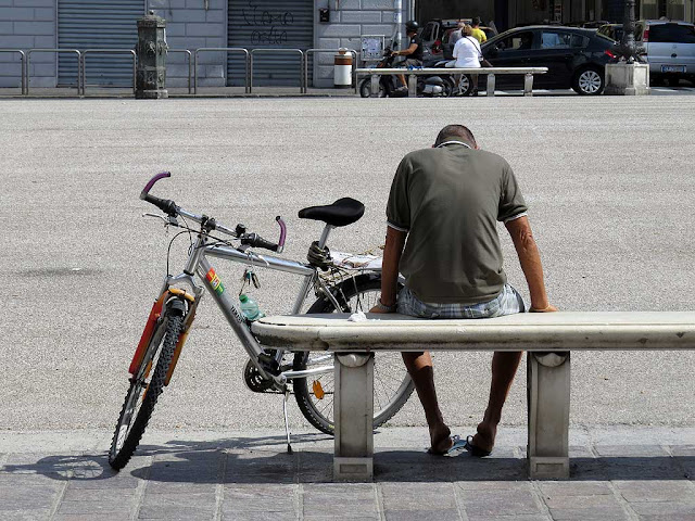 Tired cyclist, piazza della Repubblica, Livorno