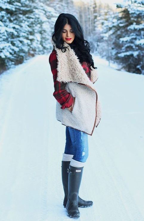 what to wear wiht a fur vest : plaid shirt + skinny jeans + black high boots