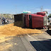 Vuelca camión de volteo con tierra en carretera Tijuana-Rosarito