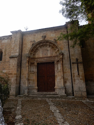 Portada de la iglesia de Gumiel de Mercado